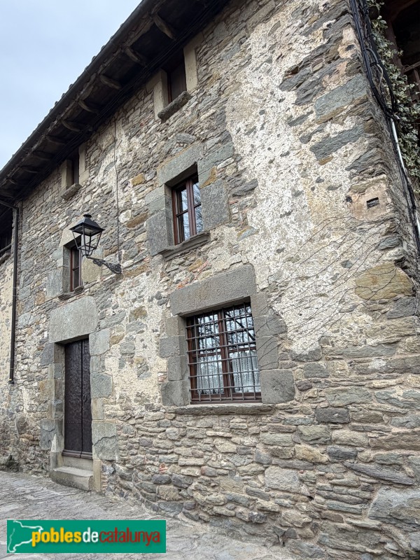 Rupit - Carrer del Coll del Castell (Foto: Albert Esteves, 2026) Rupit - Carrer del Coll del Castell