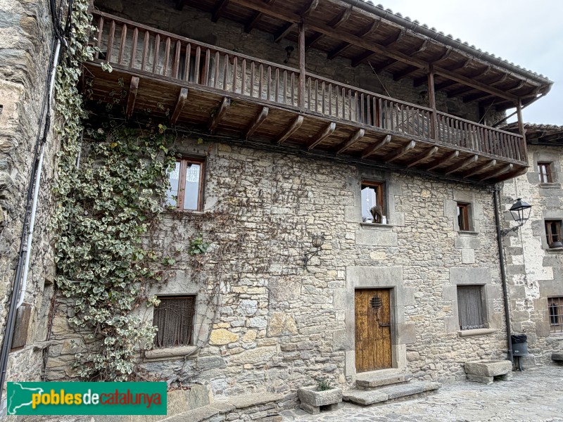Rupit - Carrer del Coll del Castell. Can Paraire (Foto: Albert Esteves, 2026) Rupit - Carrer del Coll del Castell. Can Paraire