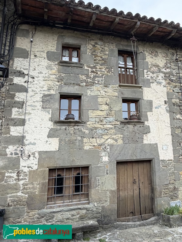 Rupit - Carrer del Coll del Castell. Can Calau (Foto: Albert Esteves, 2026) Rupit - Carrer del Coll del Castell. Can Calau