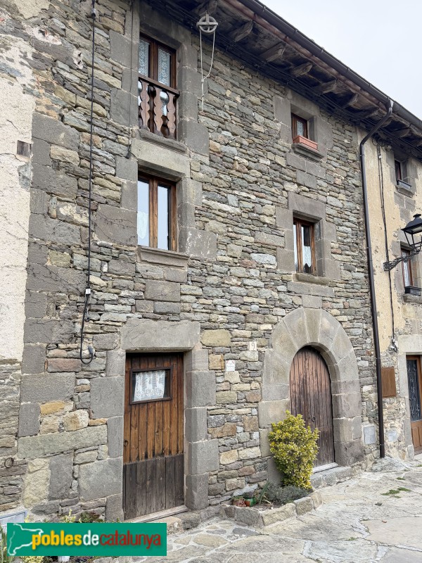 Rupit - Carrer del Coll del Castell (Foto: Albert Esteves, 2026) Rupit - Carrer del Coll del Castell