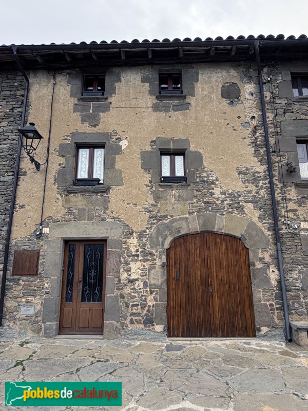 Rupit - Carrer del Coll del Castell (Foto: Albert Esteves, 2026) Rupit - Carrer del Coll del Castell