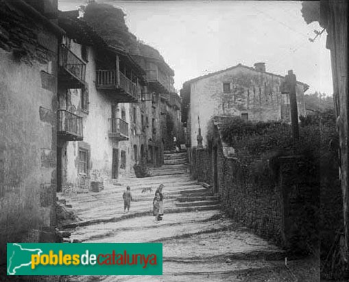 Rupit - Carrer del Fossar (Foto: <i>Ferran Damians -Arxiu Fotogràfic Centre Excursionista de Catalunya-</i>, 1932) Rupit - Carrer del Fossar