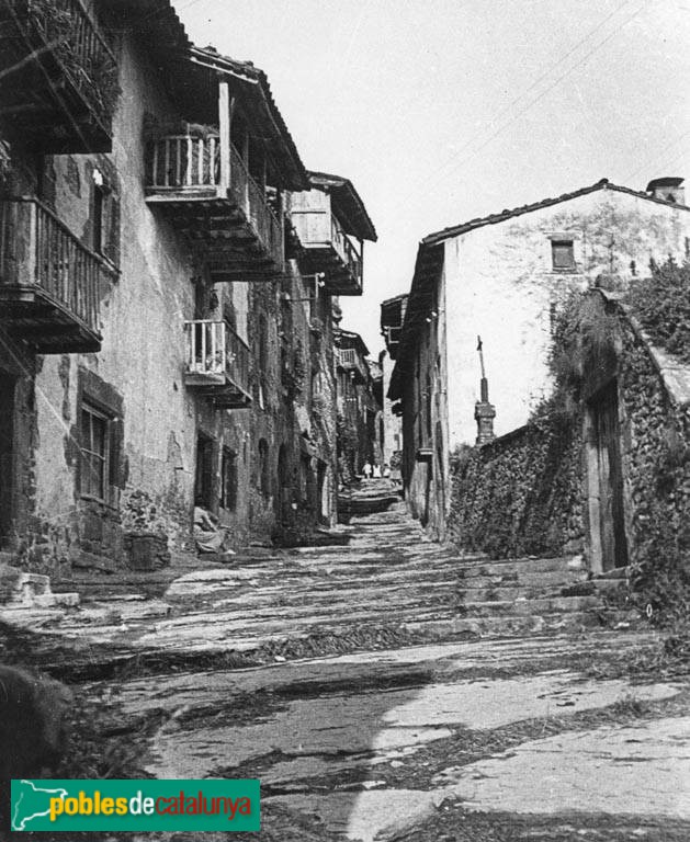 Rupit - Carrer del Fossar (Foto: <i>Josep A. Bertran -Arxiu Fotogràfic Centre Excursionista de Catalunya-</i>, 1932) Rupit - Carrer del Fossar