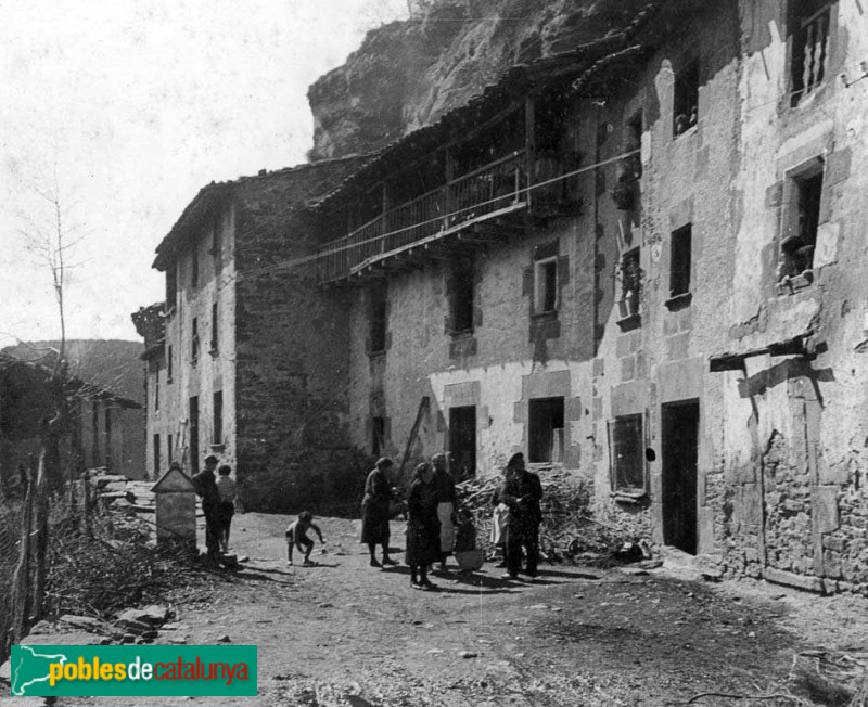 Rupit - Carrer del Coll del Castell (Foto: <i>Joan Nonell -Arxiu Centre Excursionista de Catalunya-</i>, 1932) Rupit - Carrer del Coll del Castell