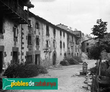 Rupit - Carrer del Coll del Castell (Foto: <i>Jaume Biosca -Arxiu Centre Excursionista de Catalunya-</i>, 1934) Rupit - Carrer del Coll del Castell