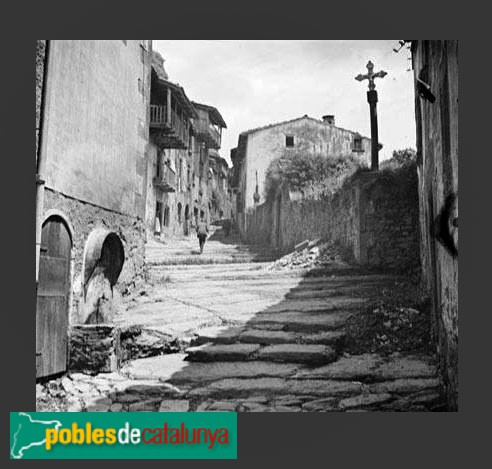 Rupit - Carrer del Fossar amb la creu a mà dreta (Foto: <i>Jaume Biosca -Arxiu Fotogràfic Centre Excursionista de Catalunya-</i>, 1934) Rupit - Carrer del Fossar amb la creu a mà dreta