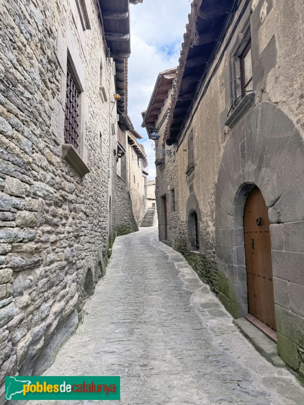 Rupit - Carrer del Fossar (Foto: Albert Esteves, 2026) Rupit - Carrer del Fossar