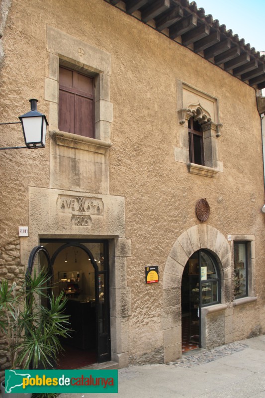 Barcelona - Poble Espanyol. La finestra de can Sallent reproduïda en una casa (Foto: Albert Esteves, 2016) Barcelona - Poble Espanyol. La finestra de can Sallent reproduïda en una casa