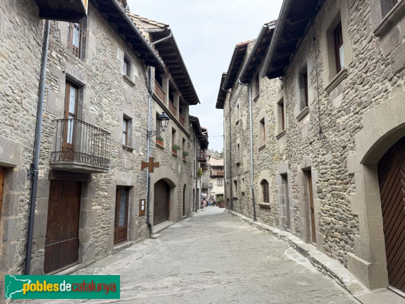 Rupit - Carrer del Palau (Foto: Albert Esteves, 2026) Rupit - Carrer del Palau