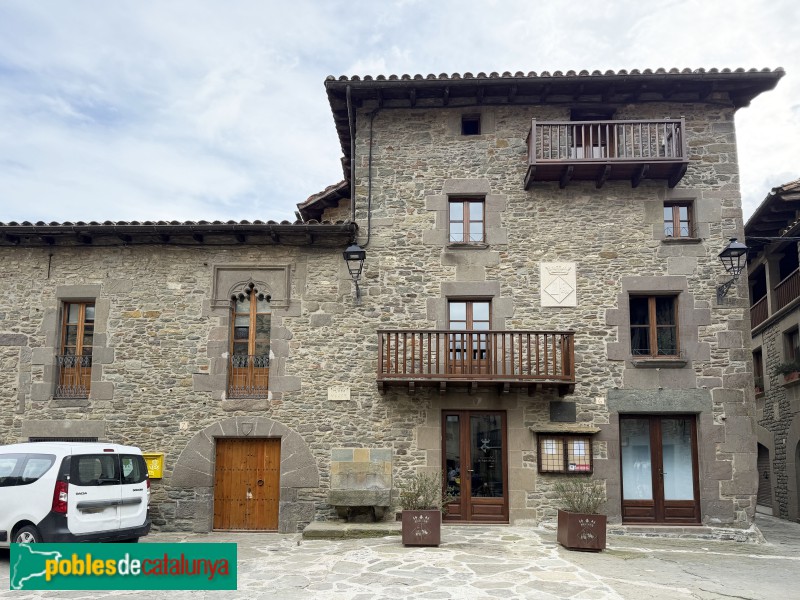 Rupit - Plaça Major. Escola i Ajuntament (Foto: Albert Esteves, 2026) Rupit - Plaça Major. Escola i Ajuntament