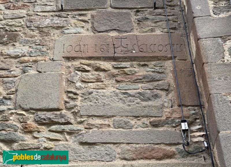 Rupit - Plaça Major. Finestra tapiada (Foto: Albert Esteves, 2026) Rupit - Plaça Major. Finestra tapiada
