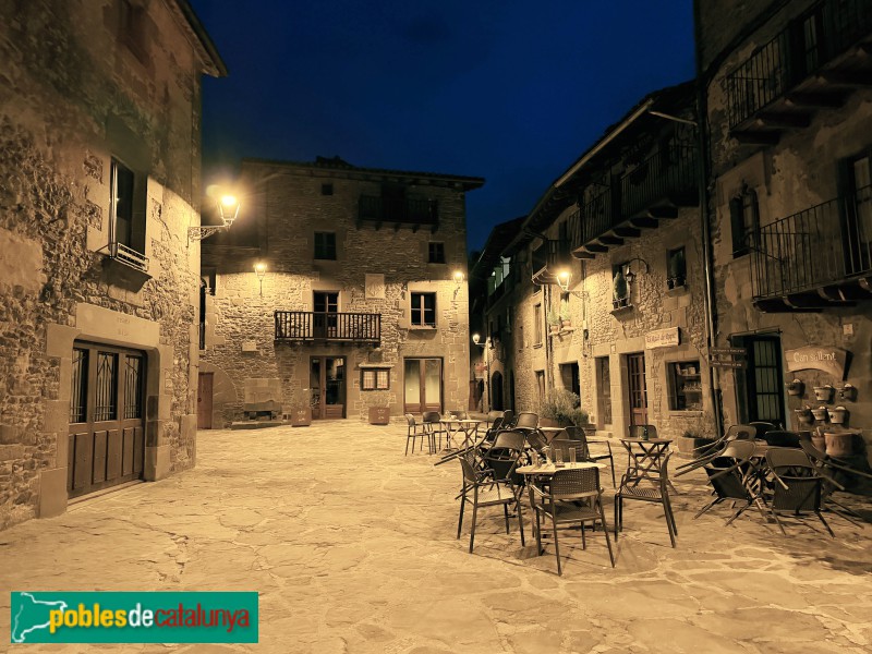 Rupit - Plaça Major, de nit (Foto: Albert Esteves, 2026) Rupit - Plaça Major, de nit