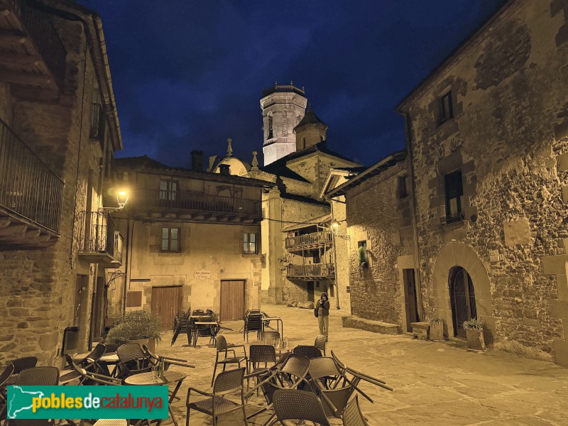 Rupit - Plaça Major, de nit (Foto: Albert Esteves, 2026) Rupit - Plaça Major, de nit
