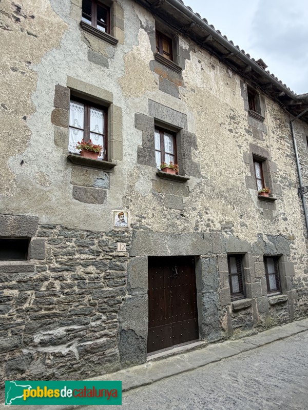 Rupit - Carrer de la Barbacana -Cal Pere Maco, 1651- (Foto: Albert Esteves, 2026) Rupit - Carrer de la Barbacana -Cal Pere Maco, 1651-