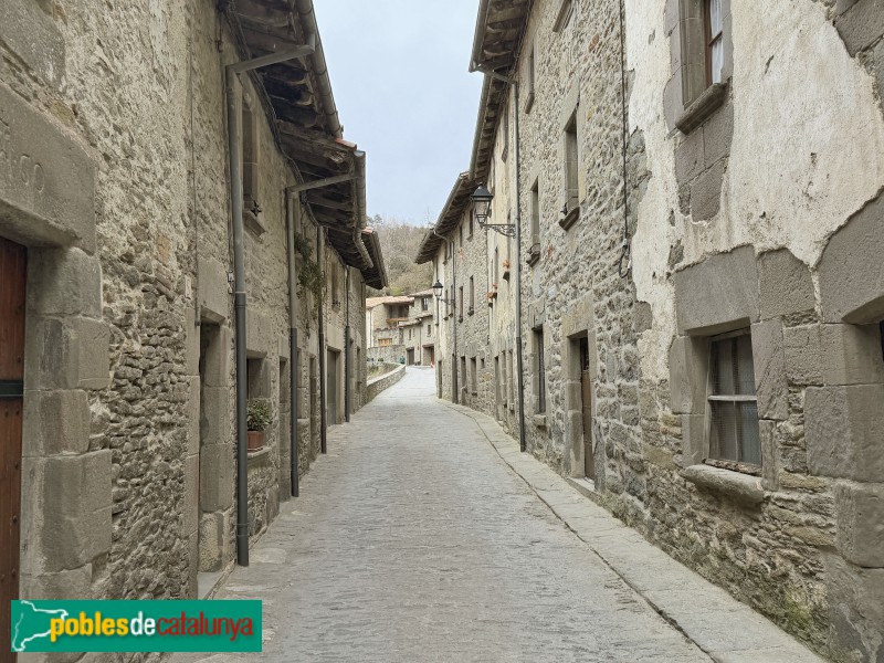 Rupit - Carrer de la Barbacana (Foto: Albert Esteves, 2026) Rupit - Carrer de la Barbacana