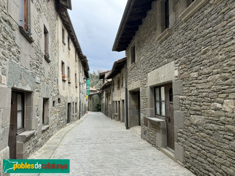 Rupit - Carrer de la Barbacana (Foto: Albert Esteves, 2026) Rupit - Carrer de la Barbacana