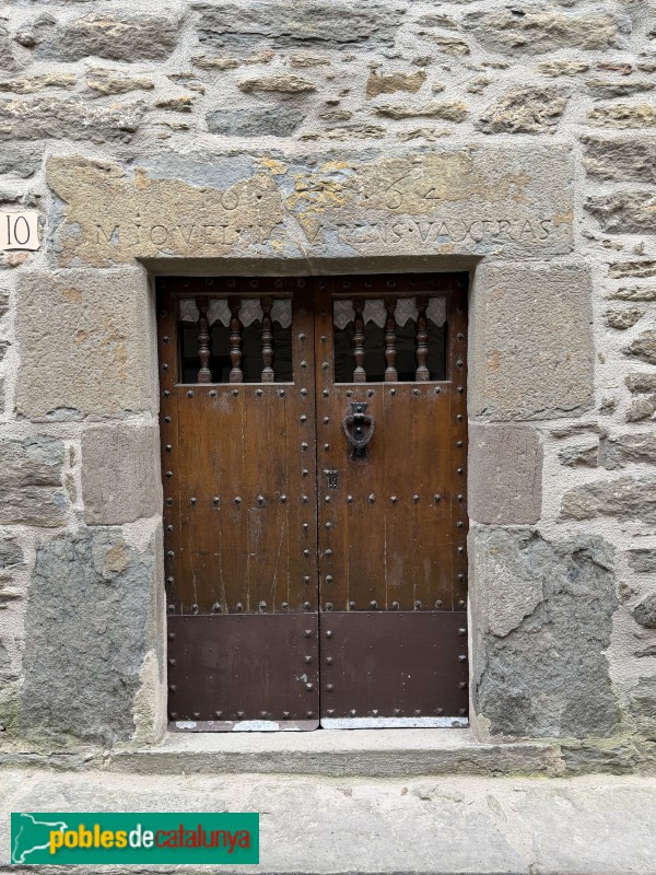 Rupit - Carrer de la Barbacana, 10 -Can Ve-t'ho aquí, 1664- (Foto: Albert Esteves, 2026) Rupit - Carrer de la Barbacana, 10 -Can Ve-t'ho aquí, 1664-