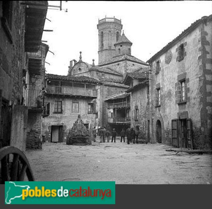 Rupit - Plaça Major (Foto: <i>Carles Fargas -Arxiu Centre Excursionista de Catalunya-</i>, 1936) Rupit - Plaça Major