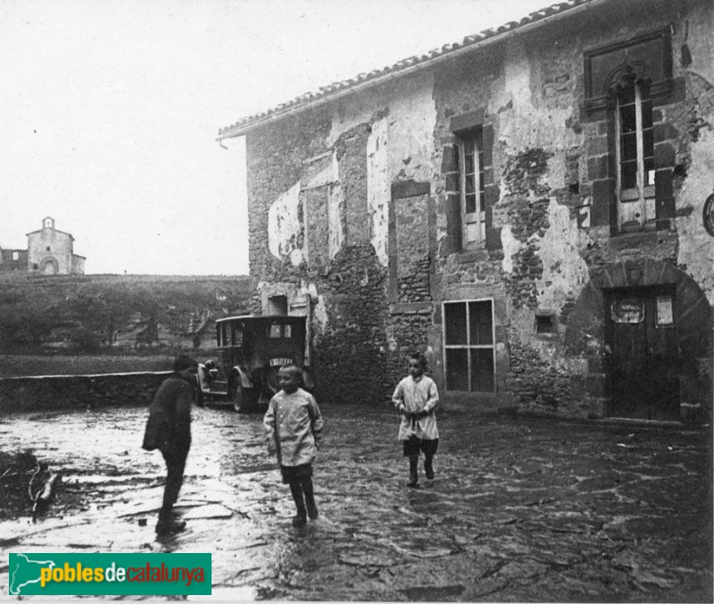 Rupit - Escola (Foto: <i>Antoni Gallardo -Arxiu Fotogràfic Centre Excursionista de Catalunya-</i>Esteves, 1927) Rupit - Escola