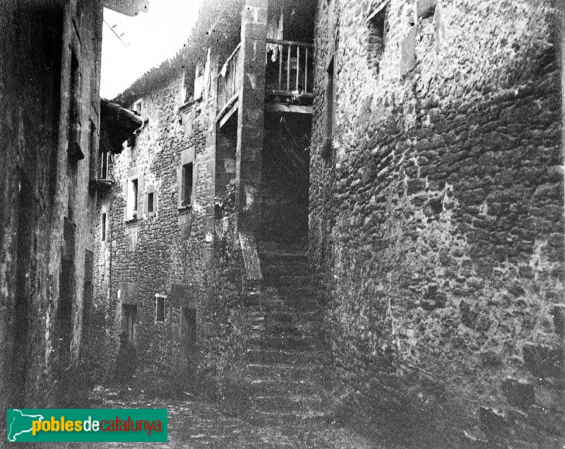 Rupit - Can Banús (Foto: <i>Antoni Gallardo -Arxiu Fotogràfic Centre Excursionista de Catalunya-</i>, 1932) Rupit - Can Banús