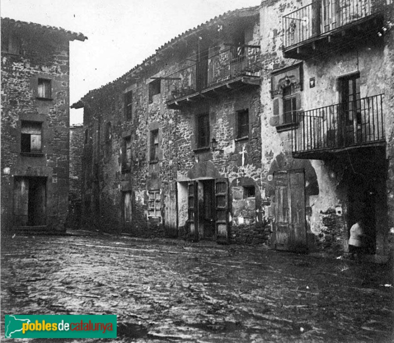 Rupit - Plaça Major (Foto: <i>Antoni Gallardo -Arxiu Fotogràfic Centre Excursionista de Catalunya-</i>, 1927) Rupit - Plaça Major