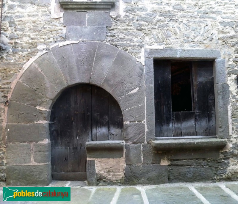 Rupit - Carrer de la Barbacana, 6-8 - Can Jaume Bosch, 1610 / Can Rovira, la ferreria, 1711- (Foto: <i>Ajuntament de Rupit</i>) Rupit - Carrer de la Barbacana, 6-8 - Can Jaume Bosch, 1610 / Can Rovira, la ferreria, 1711-