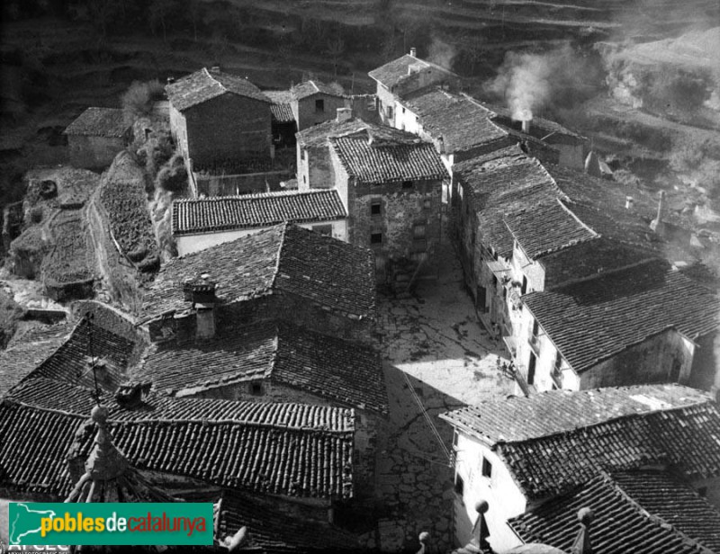 Rupit - Plaça Major (Foto: <i>Antoni Maymó -Arxiu Centre Excursionista de Catalunya-</i>, 1945-65) Rupit - Plaça Major
