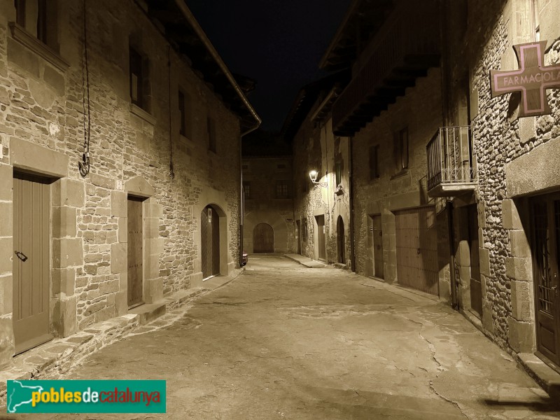 Rupit - Un carrer de nit (Foto: Albert Esteves, 2026) Rupit - Un carrer de nit