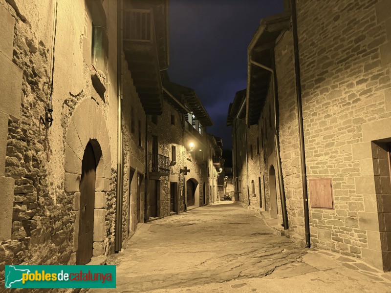 Rupit - Un carrer de nit (Foto: Albert Esteves, 2026) Rupit - Un carrer de nit