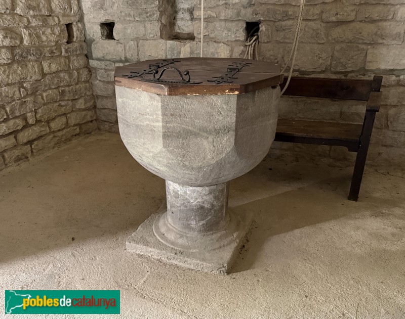 Tavertet - Església de Sant Cristòfol. Pica baptismal (Foto: Albert Esteves, 2026) Tavertet - Església de Sant Cristòfol. Pica baptismal