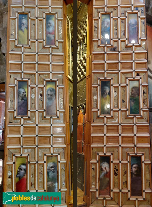 Barcelona - Palau Güell. Porta de la capella amb retrats dels apóstols (Foto: Sergi Suárez, 2026) Barcelona - Palau Güell. Porta de la capella amb retrats dels apóstols