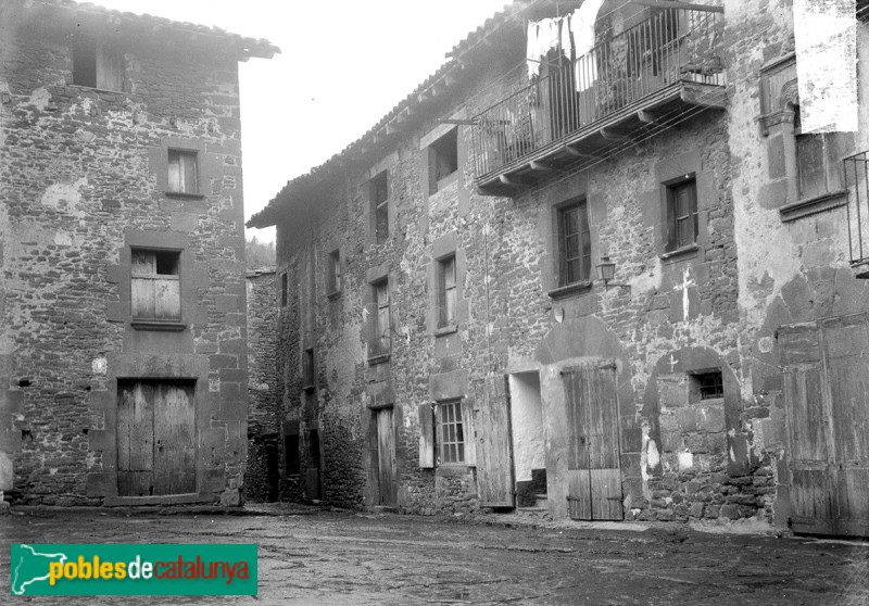 Rupit - Plaça Major (Foto: <i>Ramon Reventós -Arxiu Fotogràfic de Barcelona-</i>, 1927) Rupit - Plaça Major