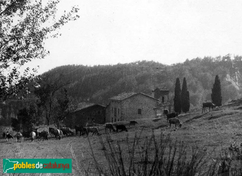 L'Esquirol - Església i rectoria de Sant Julià de Cabrera (Foto: <i>J.M. Vives de Casanova- Arxiu Centre Excursionista de Catalunya-</i>, c.1934) L'Esquirol - Església i rectoria de Sant Julià de Cabrera