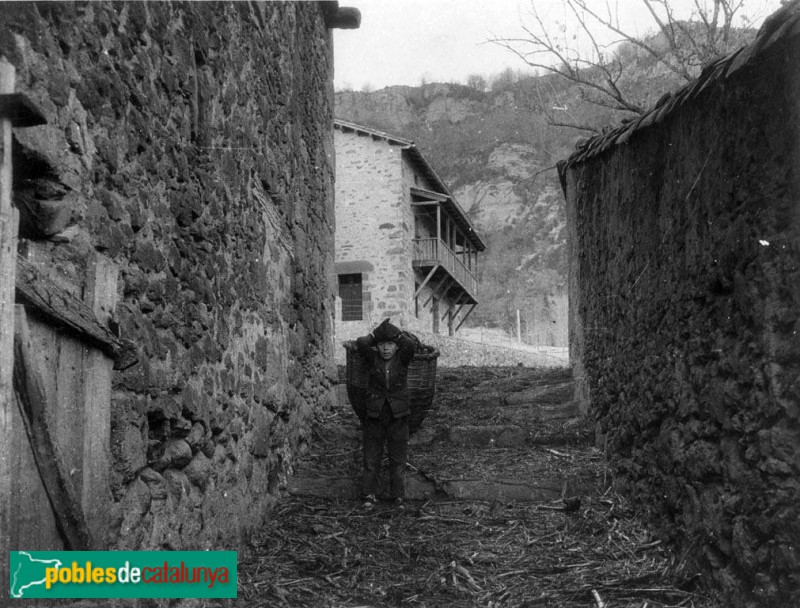 L'Esquirol - Rectoria de Sant Julià de Cabrera (Foto: <i>J.M. Vives de Casanova- Arxiu Centre Excursionista de Catalunya-</i>, c.1934) L'Esquirol - Rectoria de Sant Julià de Cabrera