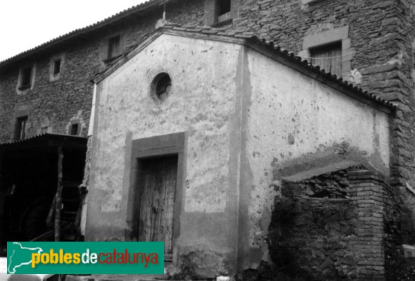 L'Esquirol - El Cuní. Capella (Foto: <i>Carme Torrents-invarquit.cultura.gencat.cat-</i>, 1992) L'Esquirol - El Cuní. Capella