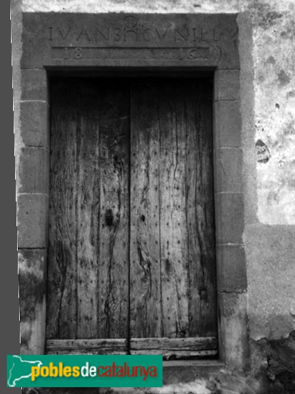 L'Esquirol - El Cuní. Porta de la capella (Foto: <i>Carme Torrents-invarquit.cultura.gencat.cat-</i>, 1992) L'Esquirol - El Cuní. Porta de la capella