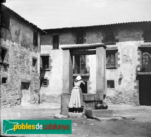 Sant Julià de Vilatorta - Plaça Major (Foto: <i>Frederic Bordas - Arxiu Centre Excursionista de Catalunya-</i>, 1892) Sant Julià de Vilatorta - Plaça Major