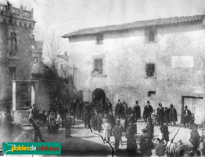 Sant Julià de Vilatorta - Caramelles a la plaça Major (Foto: <i>Josep Massot -Arxiu Centre Excursionista de Catalunya-</i>, 1909) Sant Julià de Vilatorta - Caramelles a la plaça Major