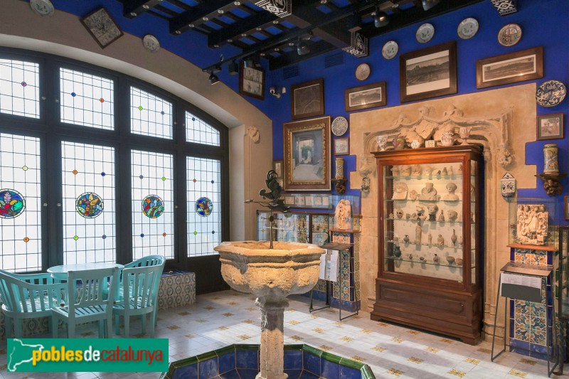 Sitges - Museu Cau Ferrat. Sala del Brollador, antiga pica de bateig del santuari del Vinyet (Foto: José Aguado, 2020) Sitges - Museu Cau Ferrat. Sala del Brollador, antiga pica de bateig del santuari del Vinyet