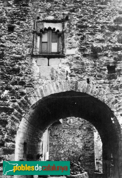 Mas Carreras de Ginestar (Foto: <i>Ramon Maria Castells i Llavanera -invarquit.cultura.gencat.cat</i>, 1986) Mas Carreras de Ginestar