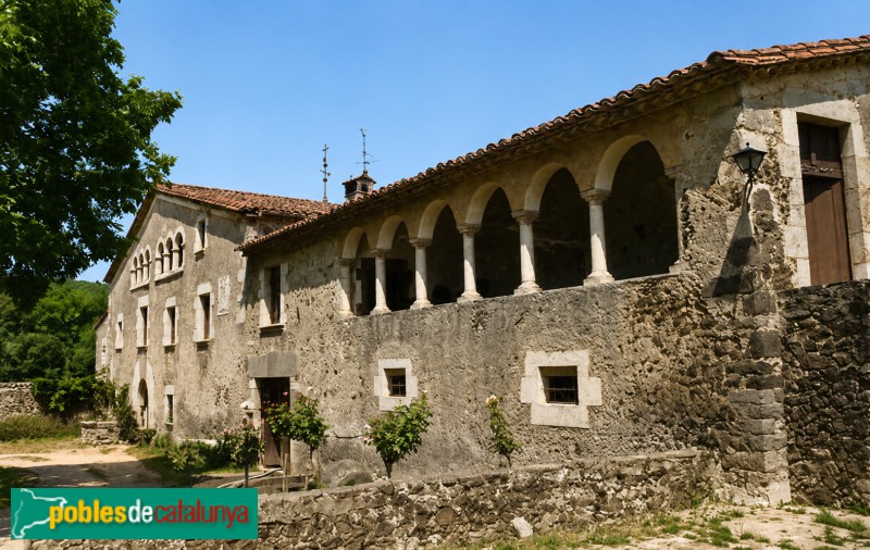 Sant Gregori - Mas Gironès Vell (Foto: <i>Ramon Maria Castells -invarquit.cultura.gencat.cat -</i>acolorida amb IA-, 1986) Sant Gregori - Mas Gironès Vell