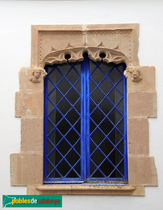 Sitges - Palau Maricel de Terra. Finestra procedent del castell de Terrassa