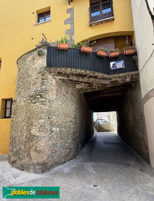 Manlleu - Pas cobert amb restes de muralla