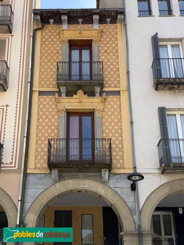 Manlleu - Plaça Fra Bernadí, 14