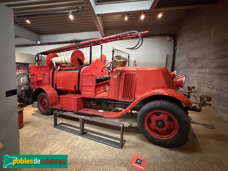 Manlleu - Museu del Ter. Cotxe de bombers Renault que prevenia els possibles incendis a la fàbrica (Foto: Albert Esteves, 2026) Manlleu - Museu del Ter. Cotxe de bombers Renault que prevenia els possibles incendis a la fàbrica