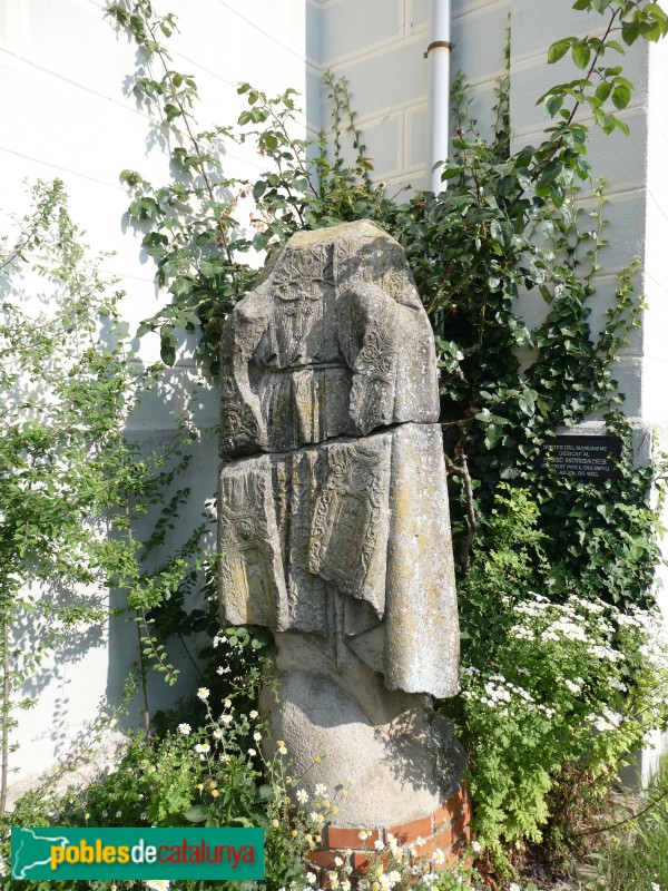 Manlleu - Santuari de Puig-agut. Restes de l'escultura del bisbe Morgades (Foto: Valentí Pons, 2026) Manlleu - Santuari de Puig-agut. Restes de l'escultura del bisbe Morgades