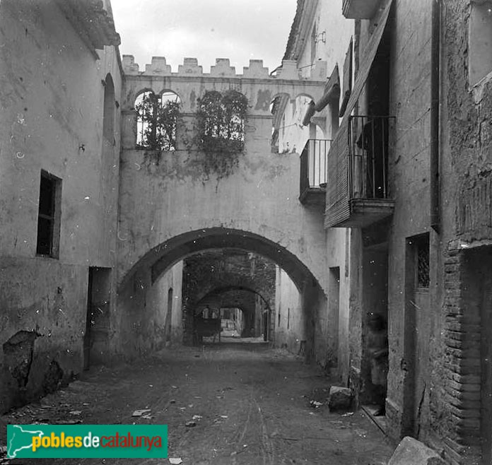 Falset - Carrer dels Arcs (Foto: <i>Josep Salvany -Fons Salvany. Biblioteca de Catalunya-</i>, 1922) Falset - Carrer dels Arcs