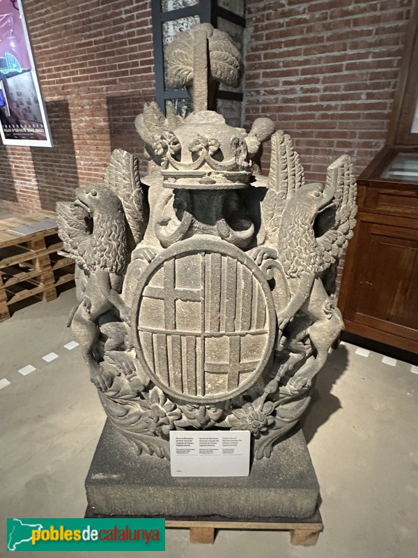 Barcelona - Escut de Barcelona i del Marquès de Campo Sagrado. Remat de l'antiga font (c.1826) (Foto: Anna Corcoll, 2026) Barcelona - Escut de Barcelona i del Marquès de Campo Sagrado. Remat de l'antiga font (c.1826)