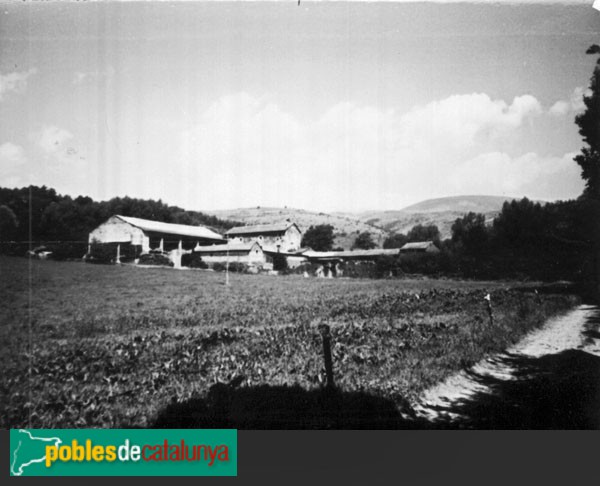 Isòvol - Mas Ravetllat (Foto: <i>Francina Casasayas -invarquit.cultura.gencat.cat-</i>, 1986) Isòvol - Mas Ravetllat