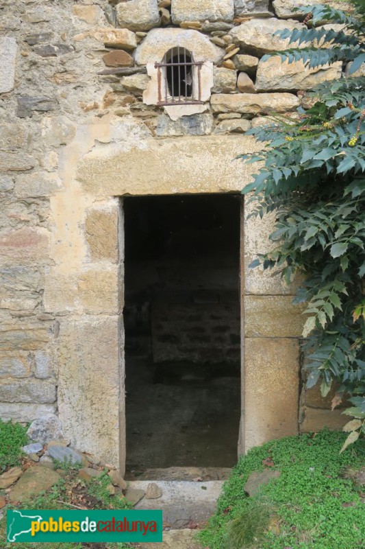 Isòvol - Mas Ravetllat. Capella de Sant Guillem (Foto: <i>Fortià Arquitectes -invarquit.gencat.cat-</i>, 2022) Isòvol - Mas Ravetllat. Capella de Sant Guillem